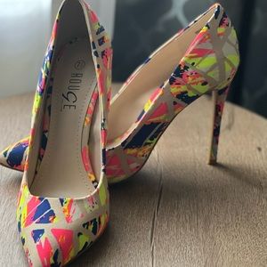 2 Black pair are 7’s and colorful and beige are 7.5